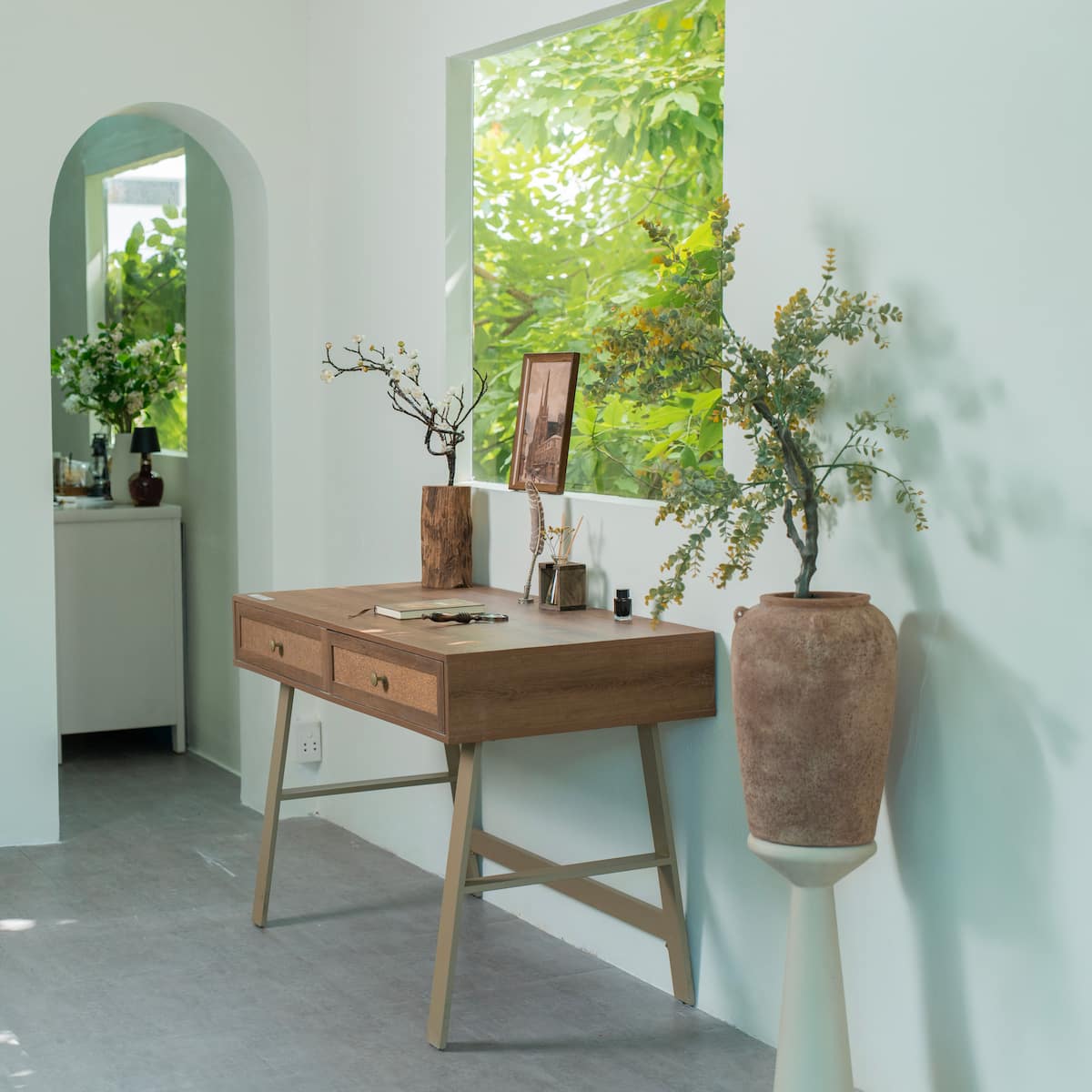 Room 1 - Bàn làm việc vintage view cửa sổ thiên nhiên
